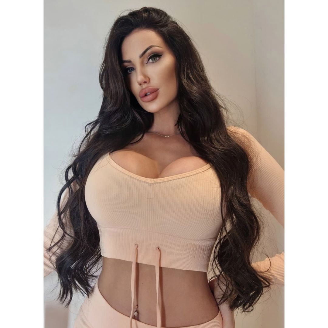 Путана Ники Брюнетка c 4 размером груди у метро Новочеркасская Санкт-Петербург Фото - 2