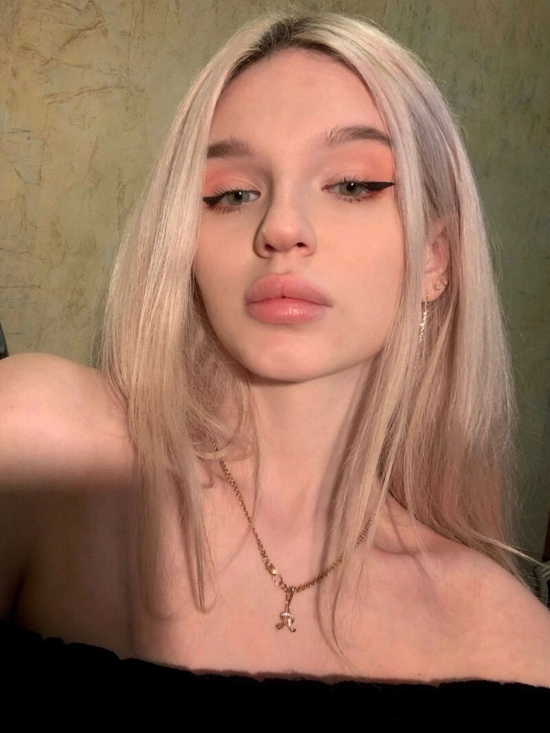 Путана Гаяна Блондинка c 1 размером груди у метро Звездная Санкт-Петербург Фото - 3