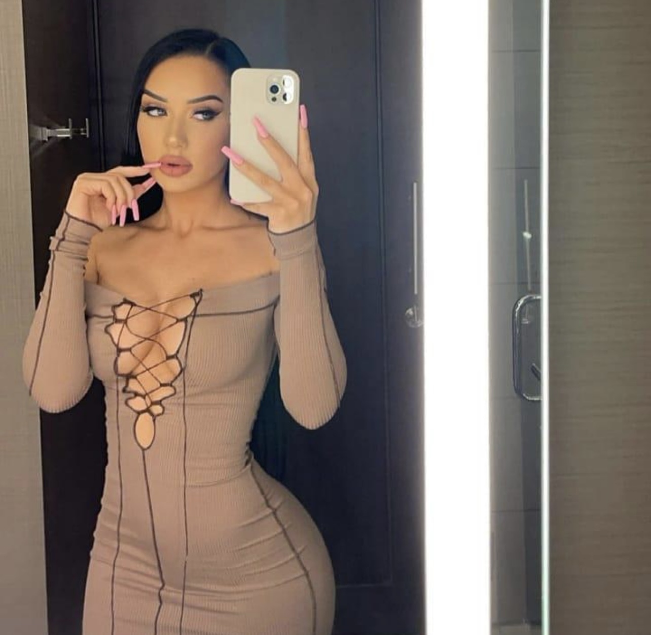 Путана Милана Брюнетка c 2 размером груди у метро Горьковская Санкт-Петербург Фото - 4