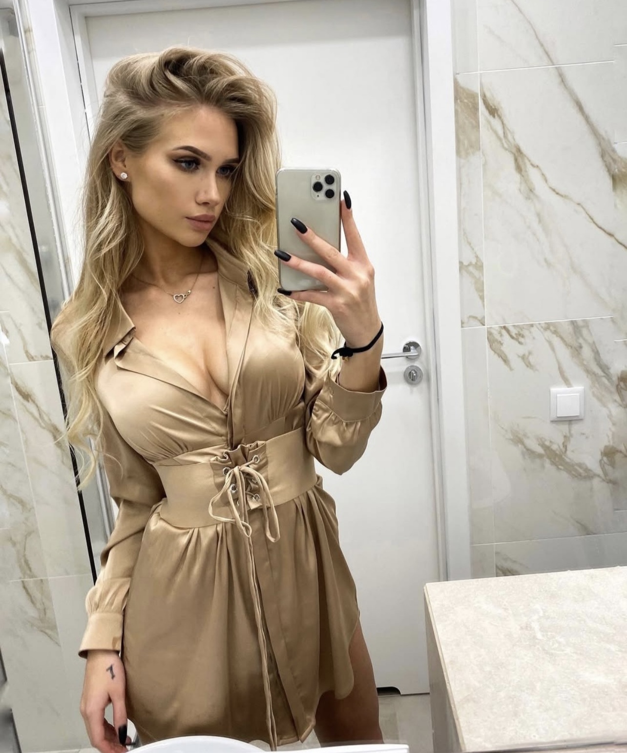 Путана Каролина Блондинка c 2 размером груди у метро Петроградская Санкт-Петербург Фото - 2